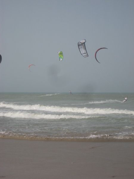 [kite+surfers.jpg]