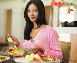 [jovem-mulher-tabela-prato-alimento-sorrindo-~-72983757.jpg]