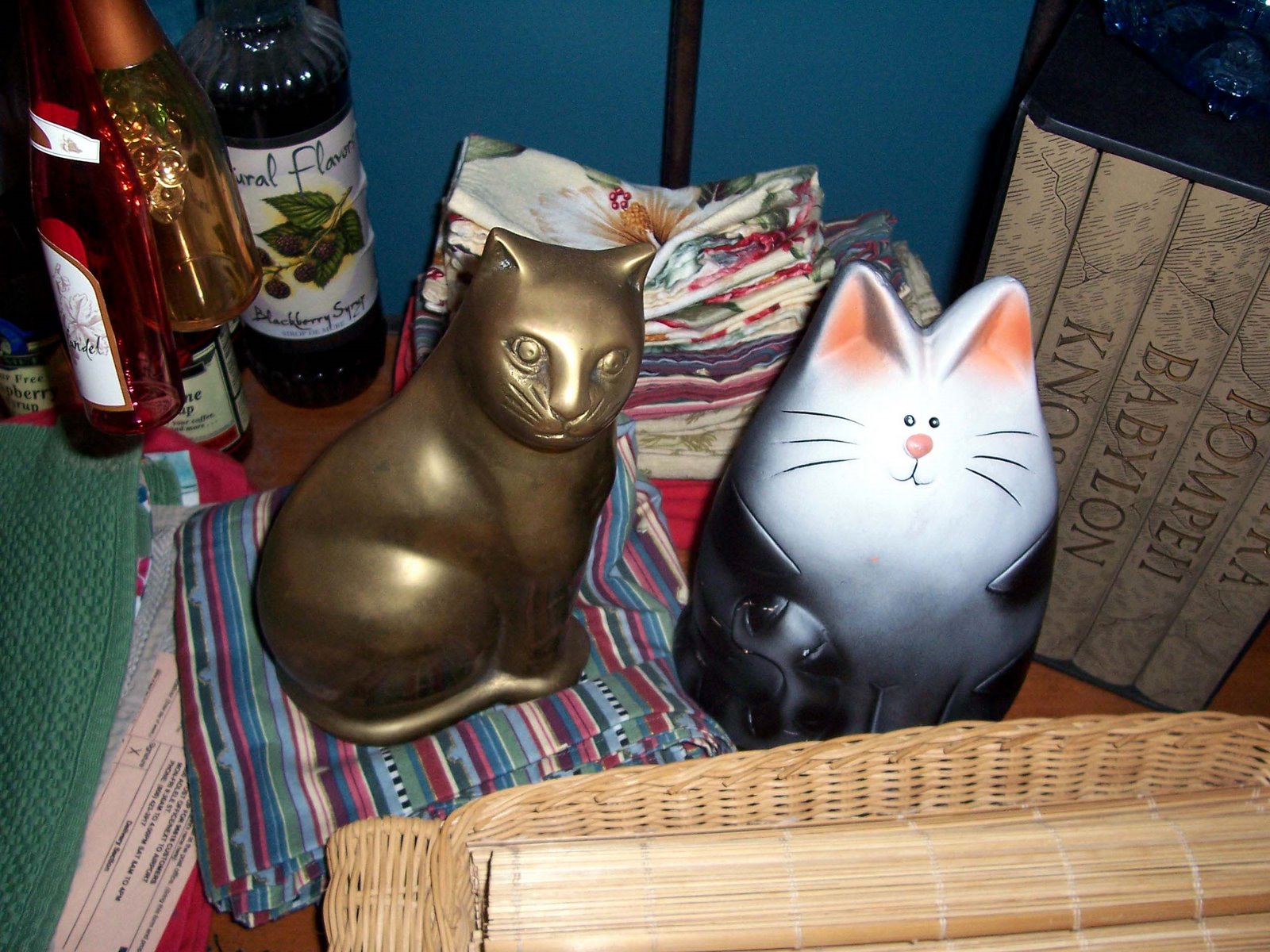 [pinky+and+large+brass+cat.jpg]