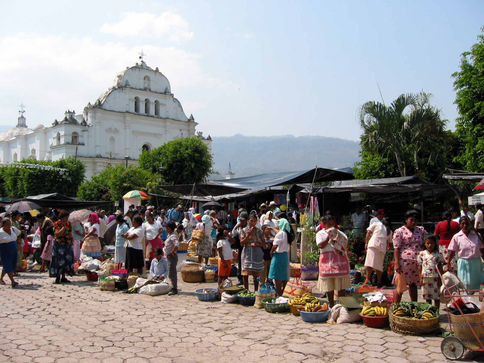 [Quetzaltepeque-Basilica+y+mercado.jpg]