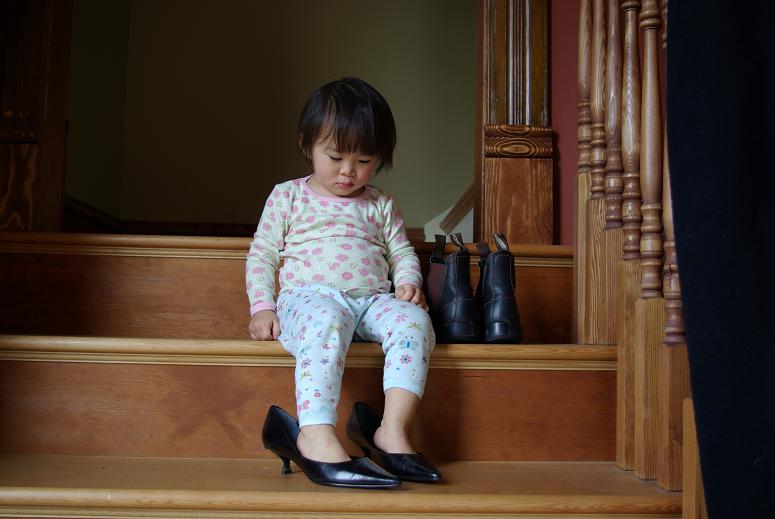 [In+Mama's+shoes.JPG]