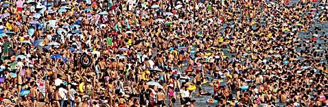 [crowded-china-beach.jpg]