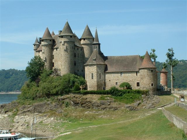 [le+chateau+du+lac+(Auvergne).JPG]