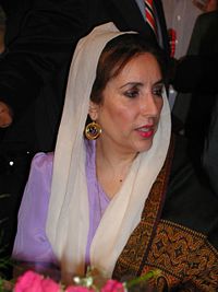 [200px-Benazir_Bhutto.jpg]