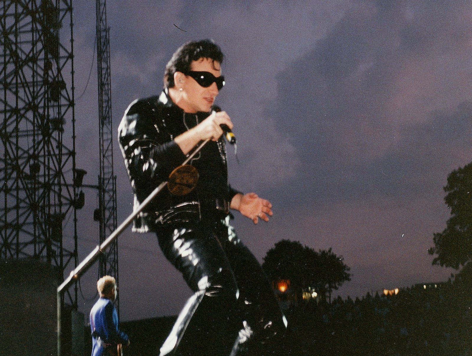 [Bono+Zooropa+Leeds+14+August+1993_0004.jpg]