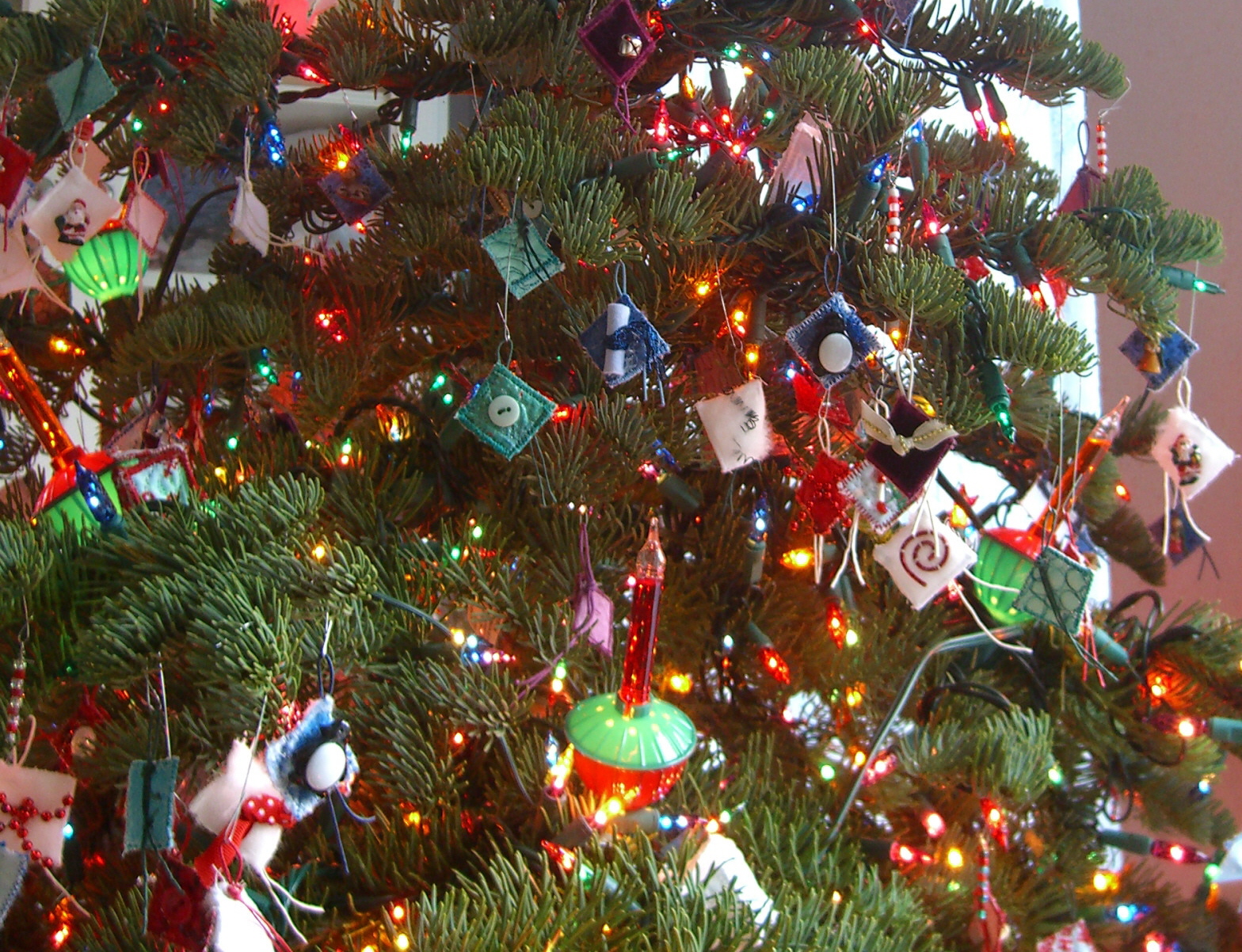 [Inchie+Christmas+Tree+Detail.jpg]