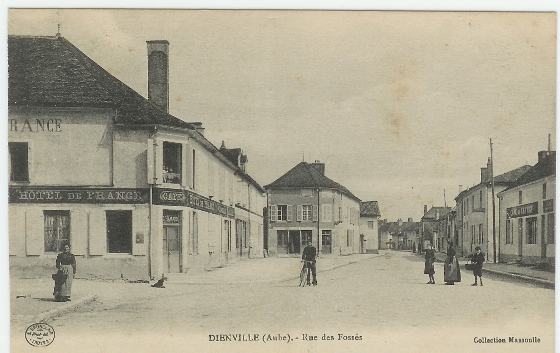 [Dienville+rue+des+fossés+hôtel+de+France.jpg]