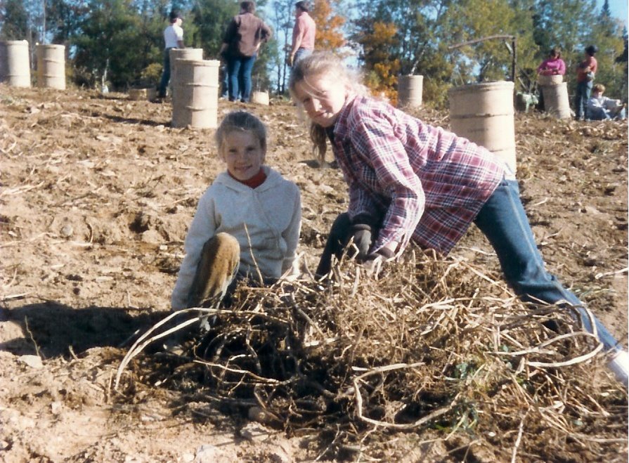 [Fall+87+-+Ellie+and+Me+-+picking+potatoes+at+Uncle+John's.jpg]