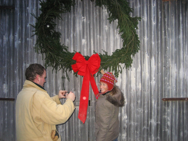 [Finishing+touches+for+the+barn+wreath.JPG]