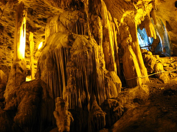 [stalagnites+cave.JPG]