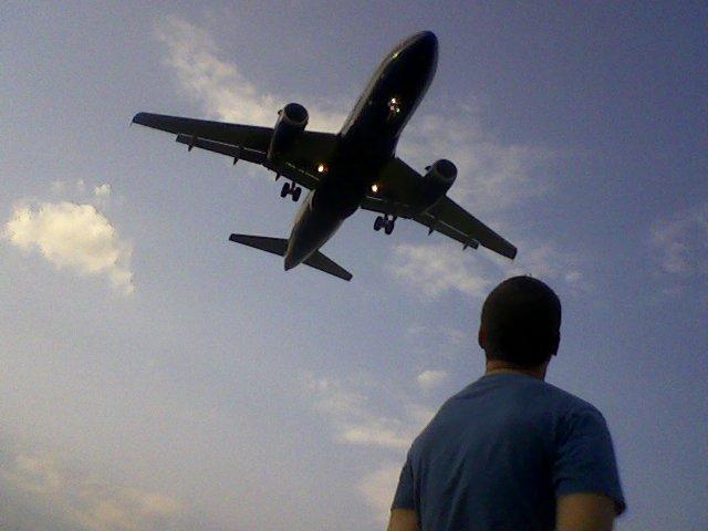 [Gary_landing-jet_GravellyPt-DCA_19July2008.JPG]