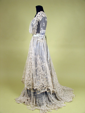 [Trained+Net+Lace+Tea+Gown+1910.jpg]