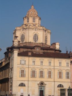 [250px-Chiesa_di_San_Lorenzo_Torino.jpg]