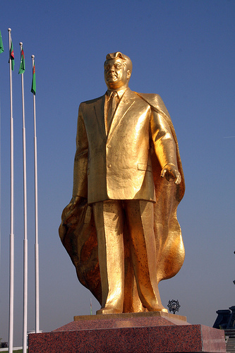 [turkmenbashi-gold-statue-3.jpg]
