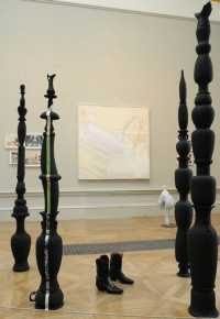 I.C. - Four Sculptures by Tatiana Echeverri Fernandez surrounding Tracey Emin's Cowgirl Boots (2008)