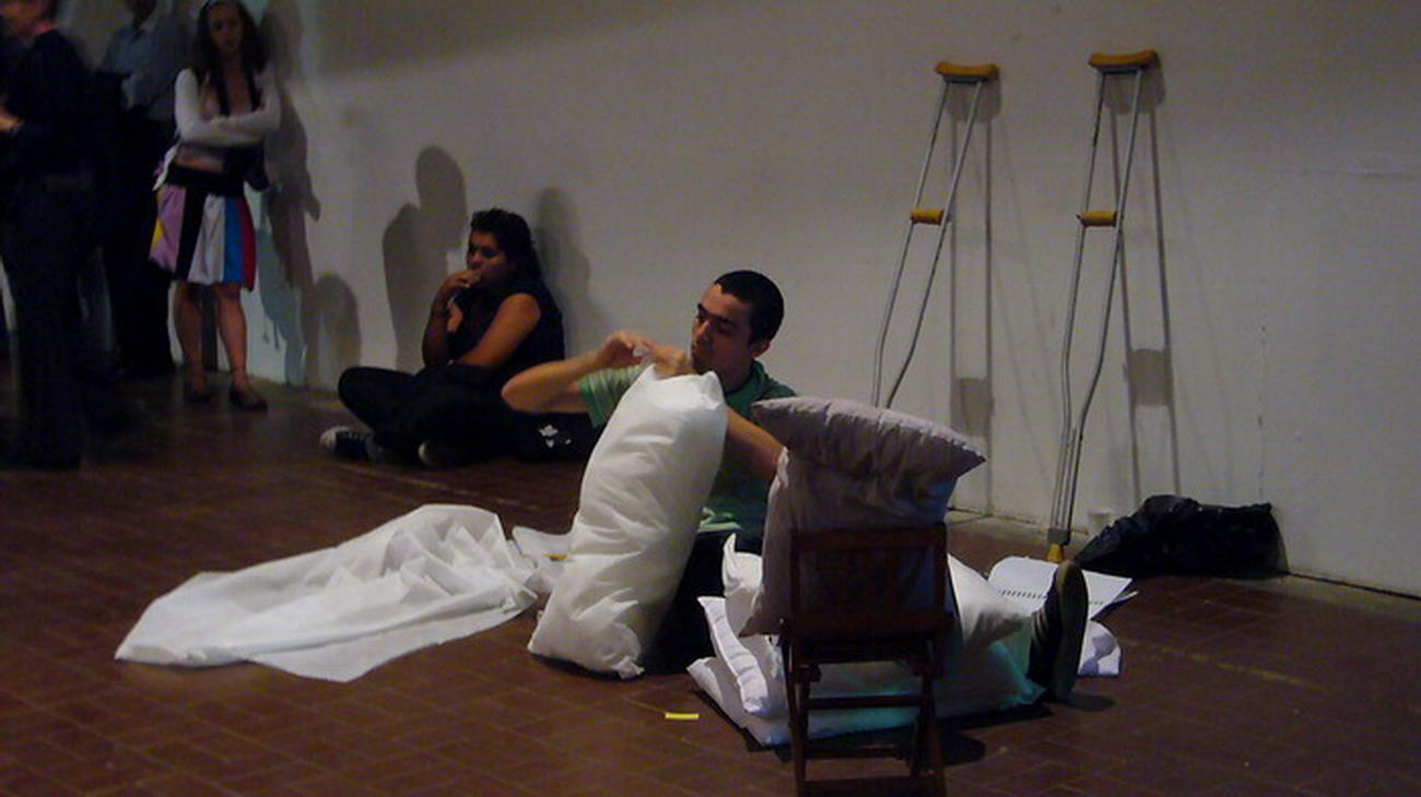 [016+OBJETUAL+Caracas+2008+Dia+4+Julian+Higuerey+Foto+Amira+Tremont.JPG]