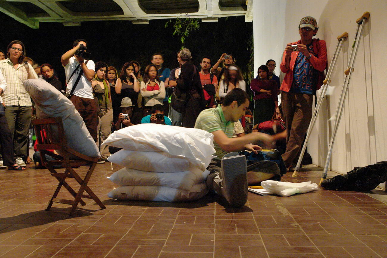 [004+OBJETUAL+Caracas+2008+Dia+4+Julian+Higuerey+Foto+Veronica+Casellas.JPG]