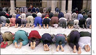 [prayer+time+at+mosque.jpg]