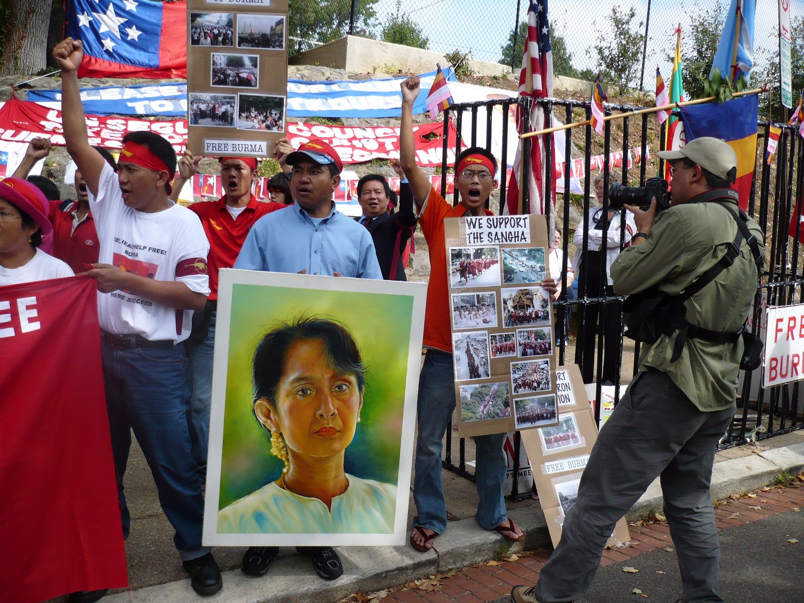 [Burma+protest+10-6-07.JPG]