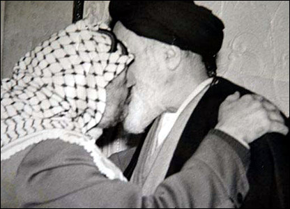 [Arafat+kiss_khomeni.jpg]