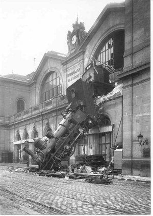 [300px-Train_wreck_at_Montparnasse_1895.jpg]