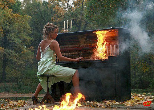 [hot+chick+with+piano.jpg]