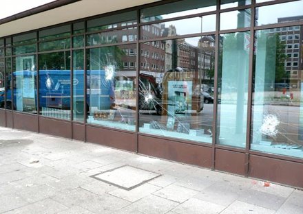 zerschlagene glassfassade der hamburger scientology-zentrale