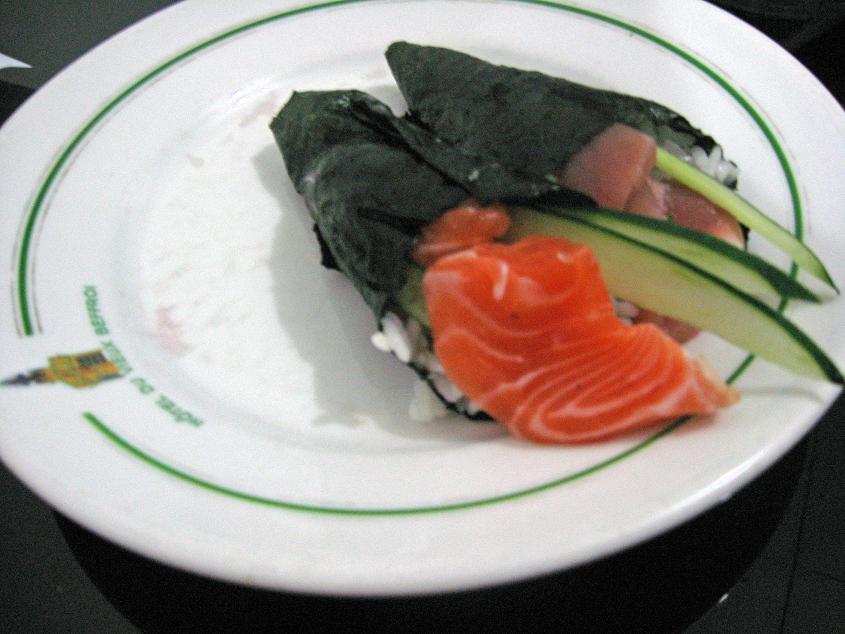 [salmon+tuna+temaki.JPG]