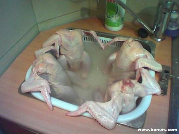 [Chicks+in+Hot+Tub.jpg]
