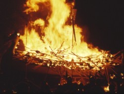 [up-helly-aa_burning-galley.jpg]