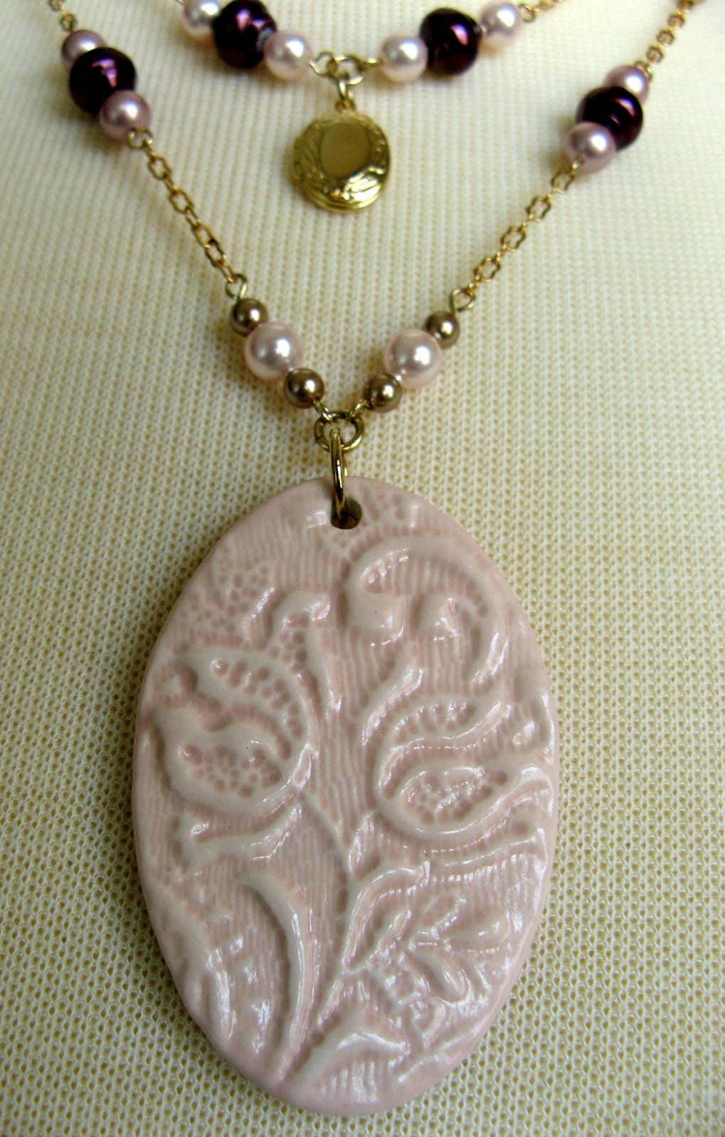 [pink+lace+clay+pendant+with+oval+pic+frame4.jpg]