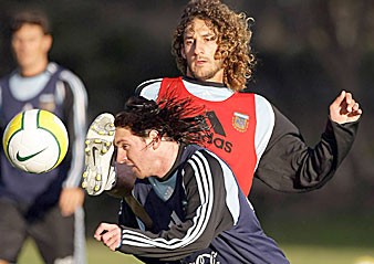 [Lionel+Messi+y+Fabricio+Coloccini+entrenamiento+en+Melbourne_07092007.jpg]
