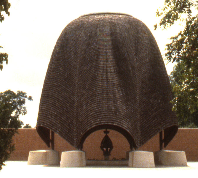 [668px-Roofless_Church_by_Philip_Johnson_in_New_Harmony,_Indiana,_United_States.jpg]
