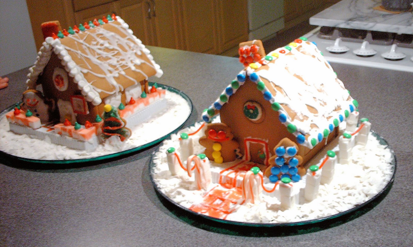 [gingerbread+house+front+01+20061217.jpg]
