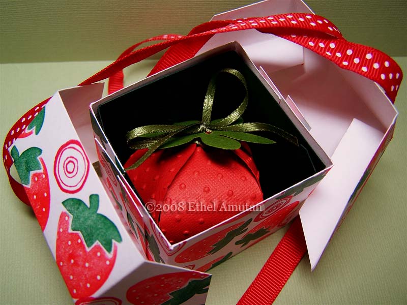 [Origami-and-Strawberry-02.jpg]