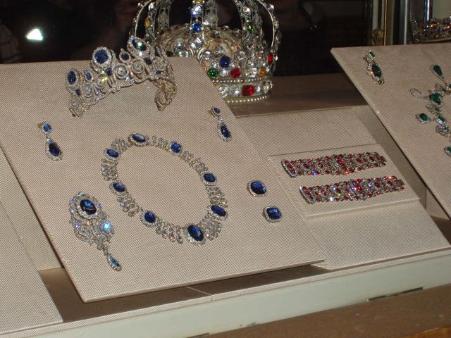 [Crowned+jewels+of+Louis+XV,+The+Louvre.jpg]