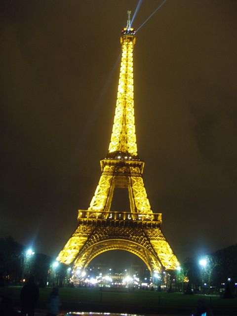 [Eiffel+Tower+at+night.jpg]