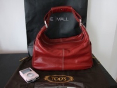 [Every+girl+needs+at+least+one+red+handbag..jpg]