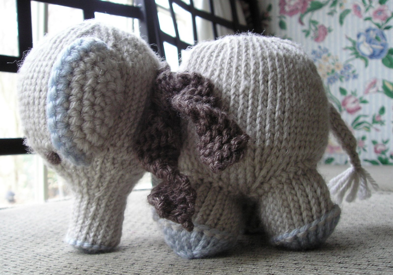 [Elefante+side+view+with+scarf.JPG]