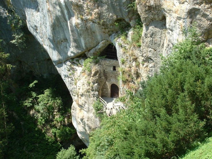 [cave_castle_slovenia_07.jpg]