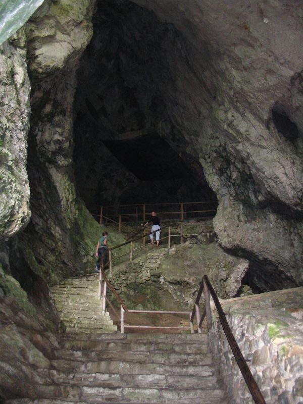 [cave_castle_slovenia_04.jpg]