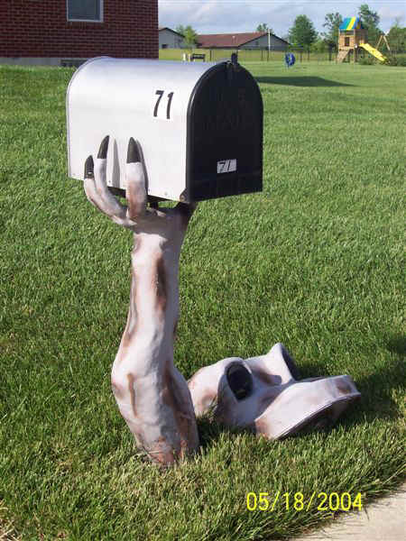 [funny_mailboxes_001.jpg]