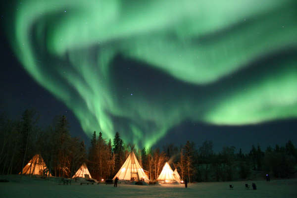[northern_lights_over_yellow_knife_canada_4.jpg]