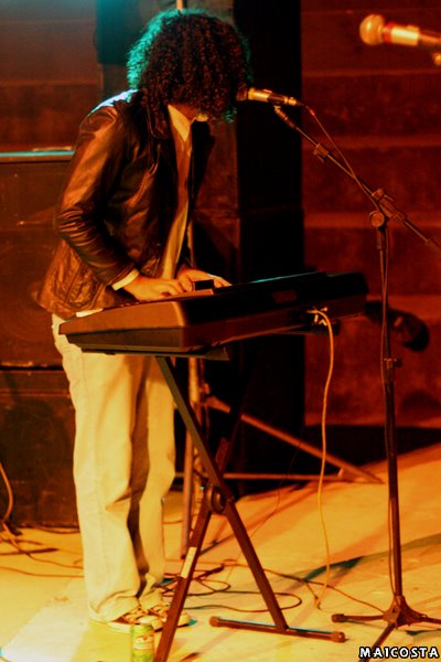 [Bruno+-+Vocal+e+teclado+(foto+de+Mai+Costa).jpg]