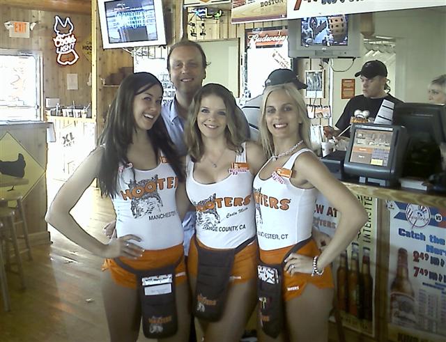 [Hooters73ManchesterCT05-26-07(Small).jpg]