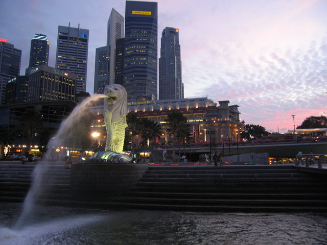[The_Merlion_and_pink_clouds_viewed_from_the_viewing_platform_of_Merlion_Park_near_sunset.sized.jpg]