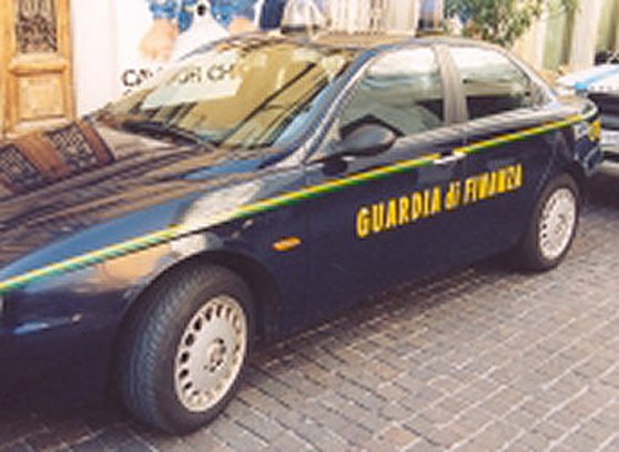 [La_Guardia_di_Finanza_in_azione_20051221.jpg]