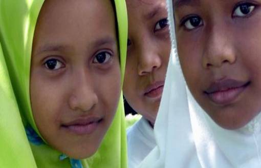 [Three+of+the+girls+from+OI+Sumatera+wearing+the+ubiquitous+Islamic+“jilbab.”.jpg]