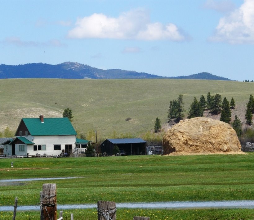 [Montana+farm+and+hay+stack.jpg]