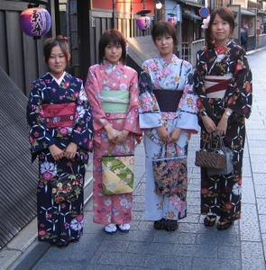 [677836-Dressed-to-shop--Hanami-koji-in-Gion-Kyoto-0[1].jpg]
